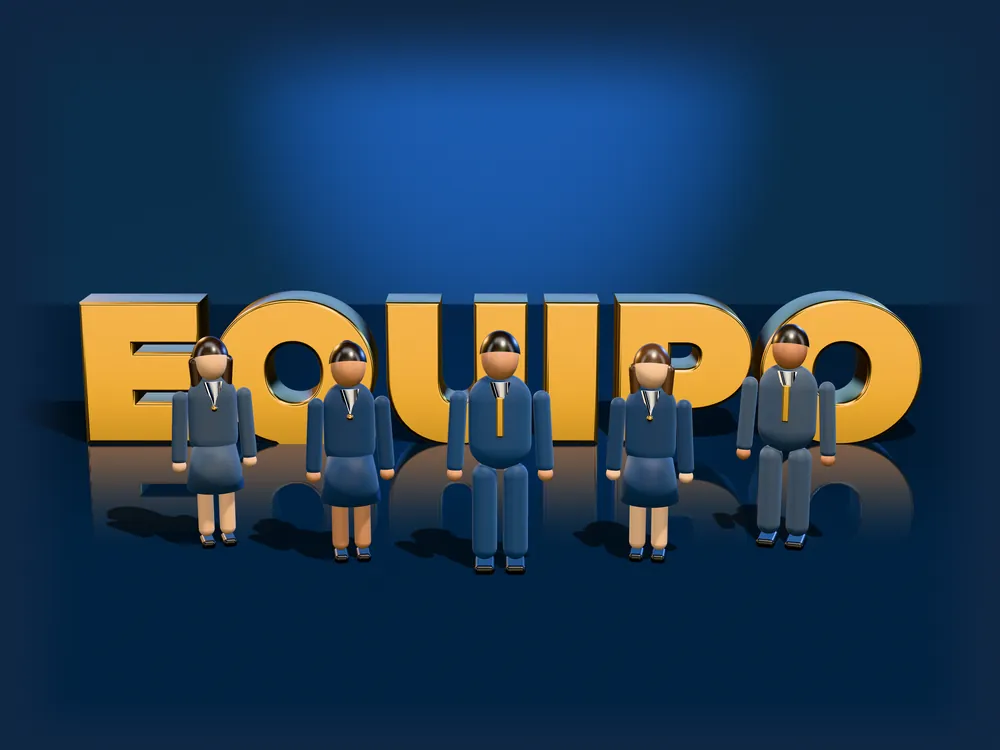 La palabra EQUIPO en letras doradas en 3D con cinco personas delante